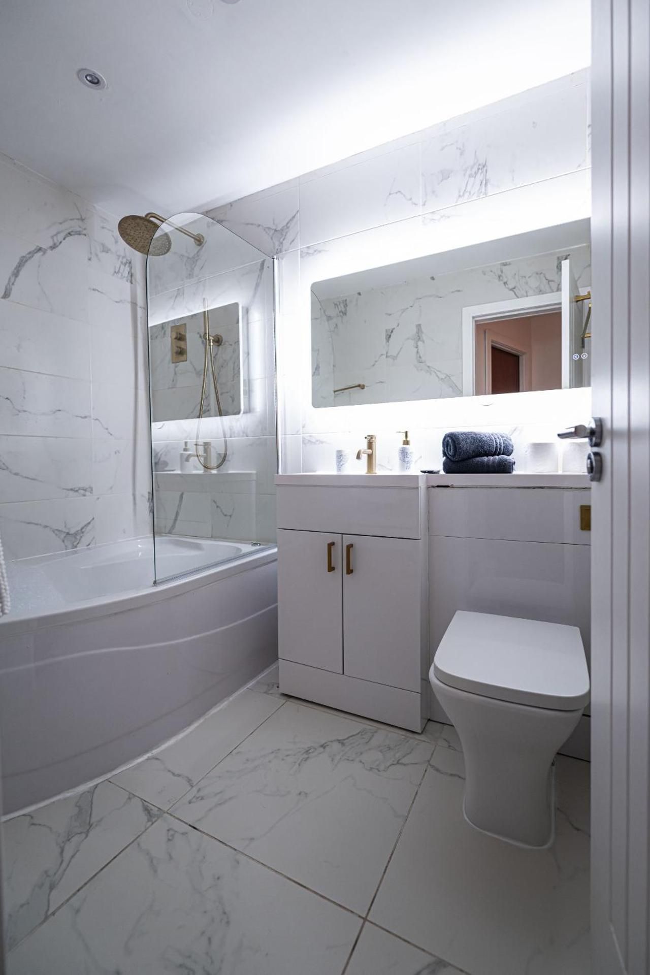 Manhattan Luxury Suites Deluxe One-Bedroom Apartment with City View 2