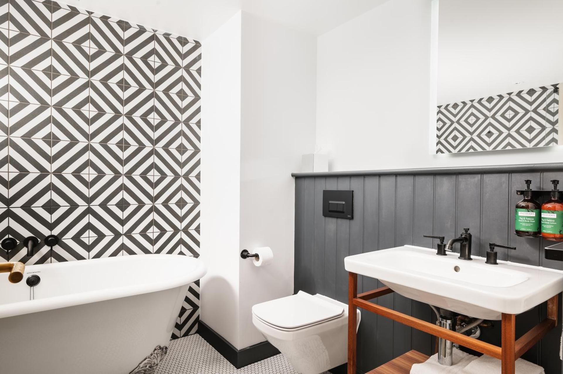 1 King Studio Suite with Bathtub