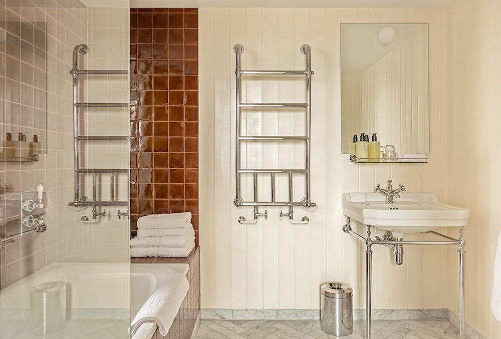 Fort Road Hotel Luxury Room 4