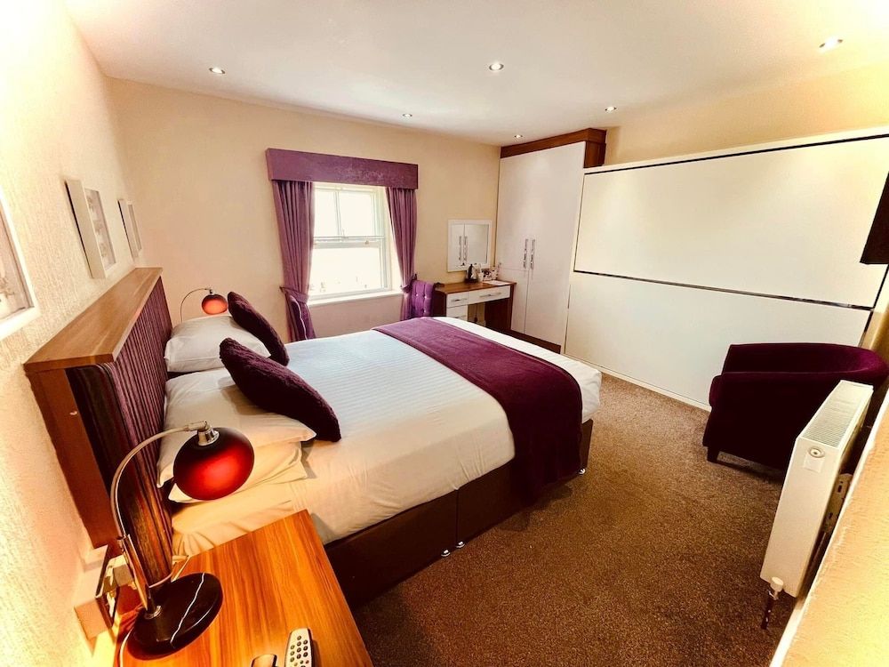 Lawton & Lauriston Court Family Room, Sea View