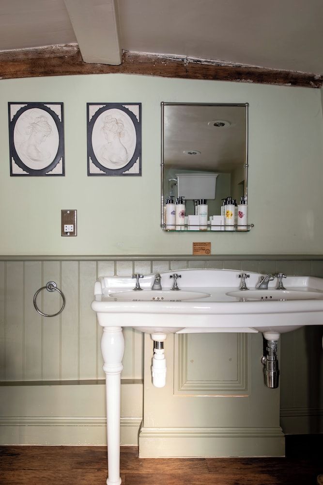 The Crown Inn Deluxe Double Room 8