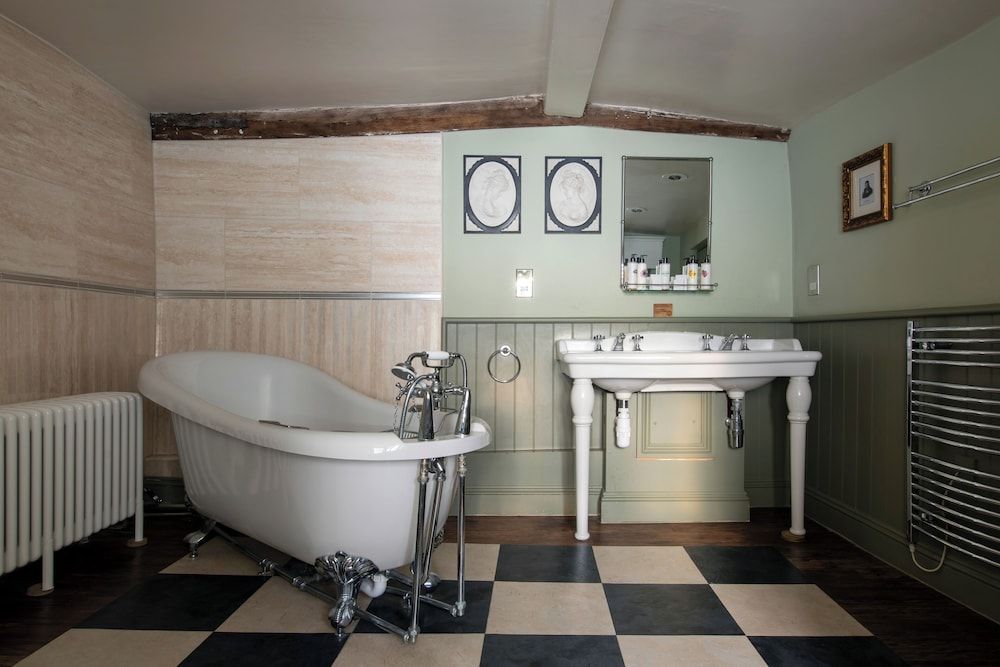 The Crown Inn Deluxe Double Room 7