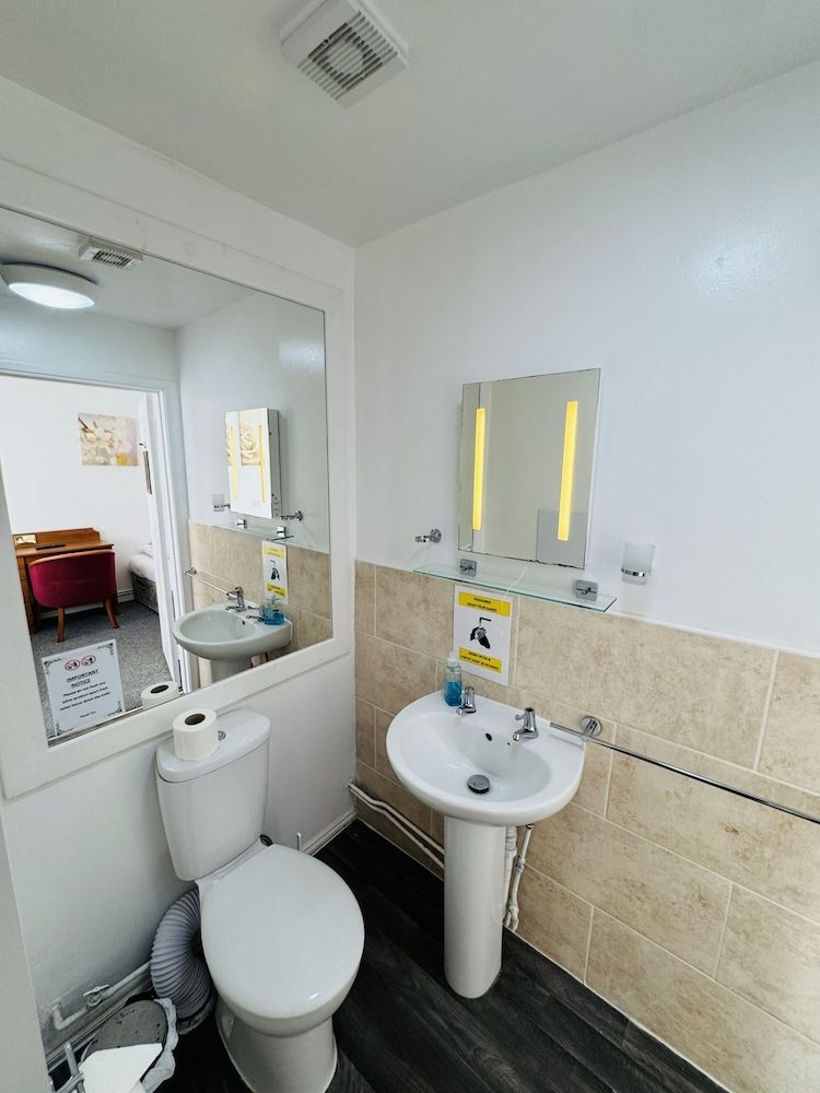 Carlton Courth Hotel Eastbourne Triple Room, Ensuite 8