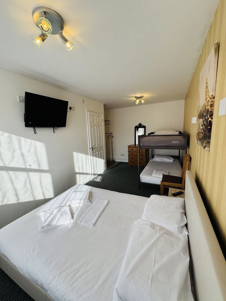 Carlton Courth Hotel Eastbourne Triple Room, Ensuite 4