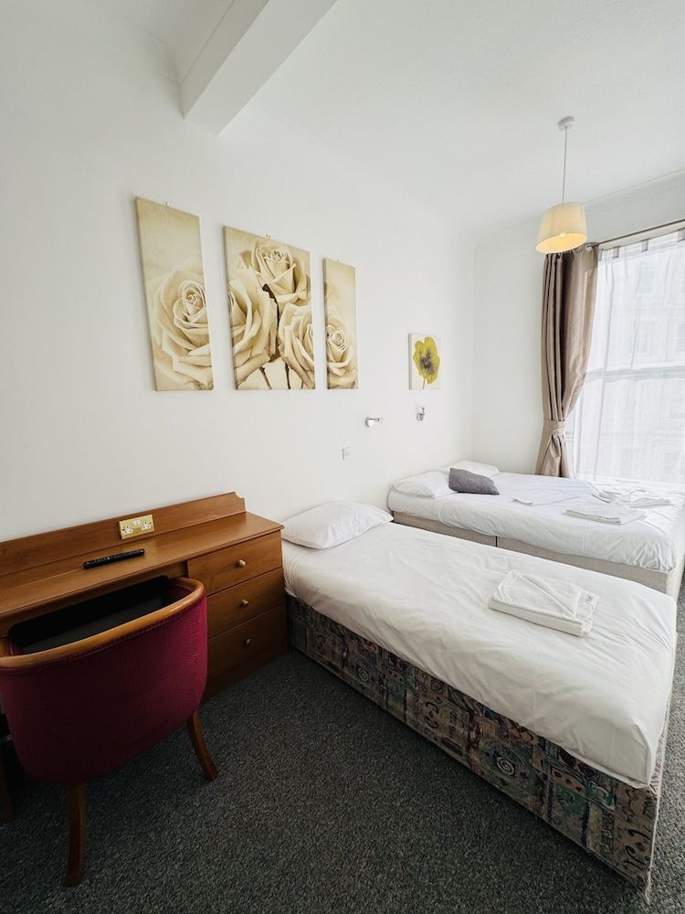 Carlton Courth Hotel Eastbourne Triple Room, Ensuite