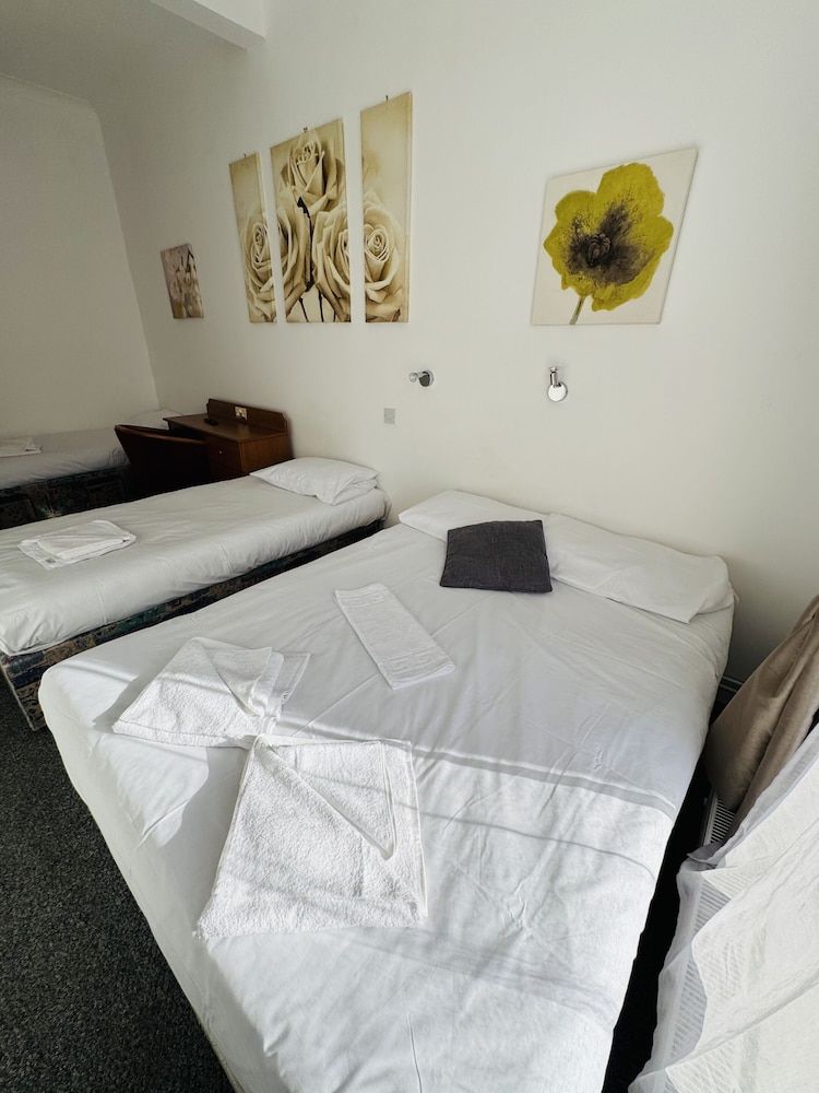 Carlton Courth Hotel Eastbourne Triple Room, Ensuite 3