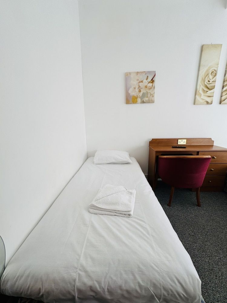 Carlton Courth Hotel Eastbourne Triple Room, Ensuite 5