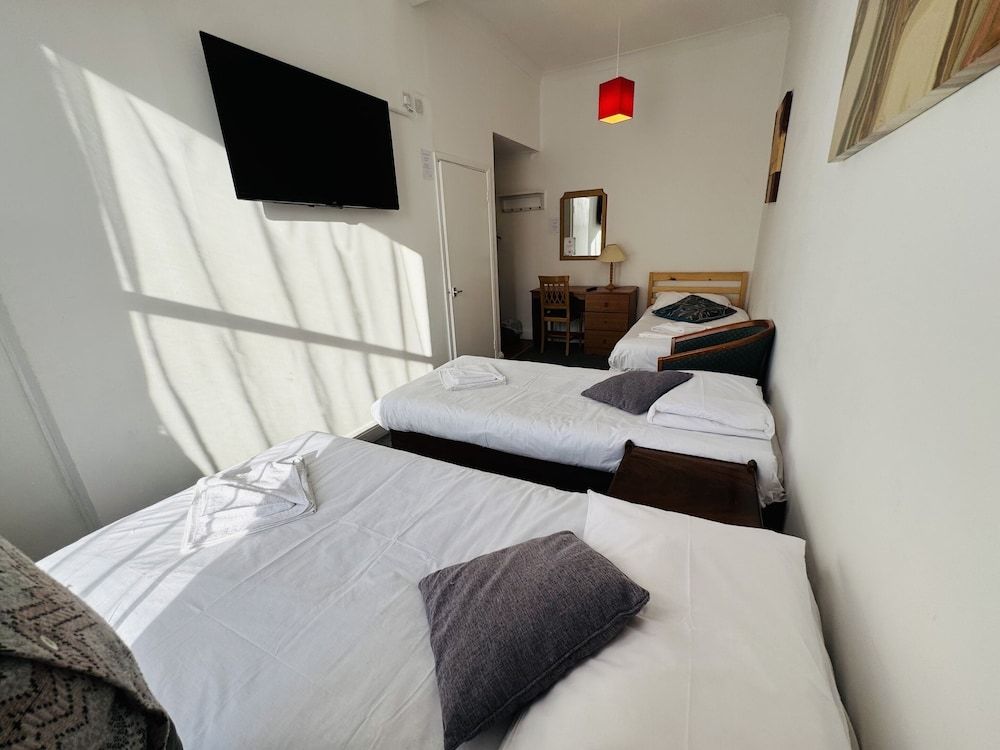 Carlton Courth Hotel Eastbourne Triple Room, Ensuite 6