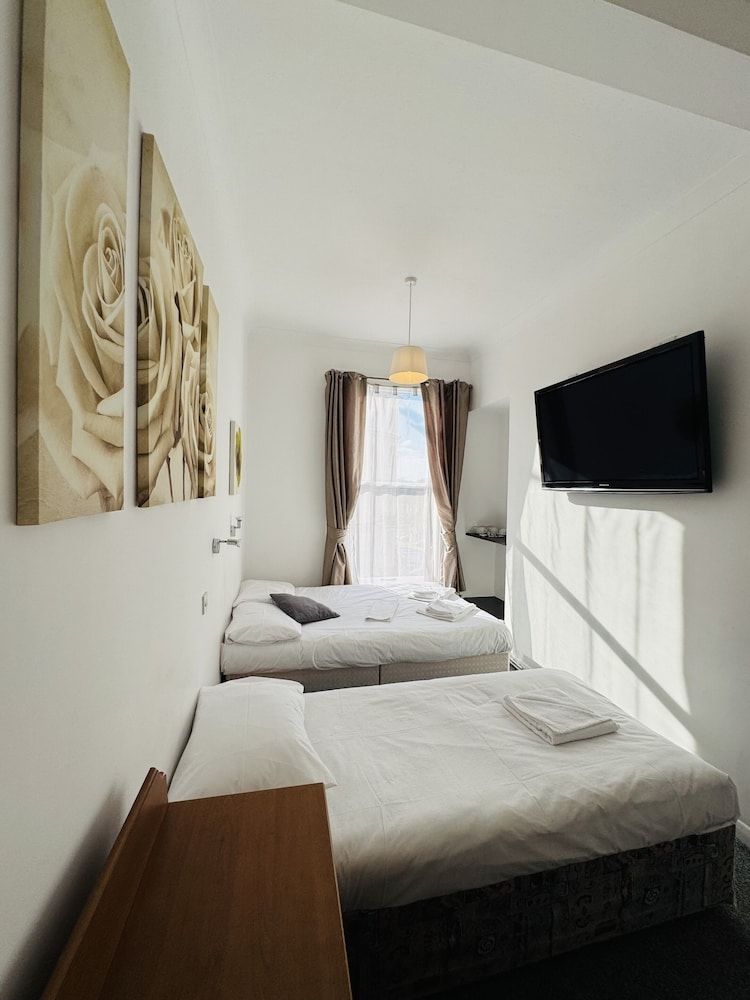 Carlton Courth Hotel Eastbourne Triple Room, Ensuite 2