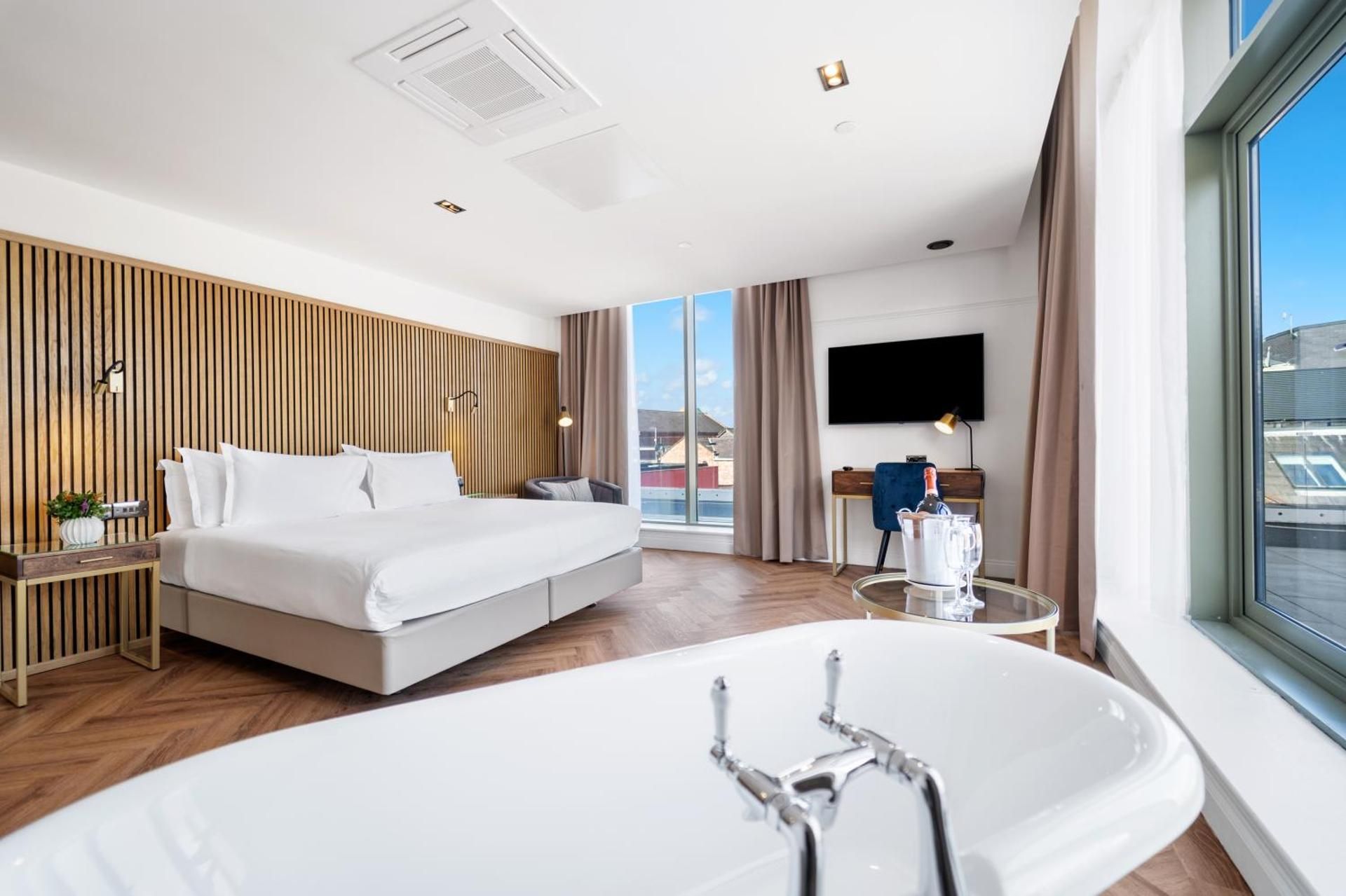 One-Bedroom Penthouse Suite with Double Bed and Terrace - City View