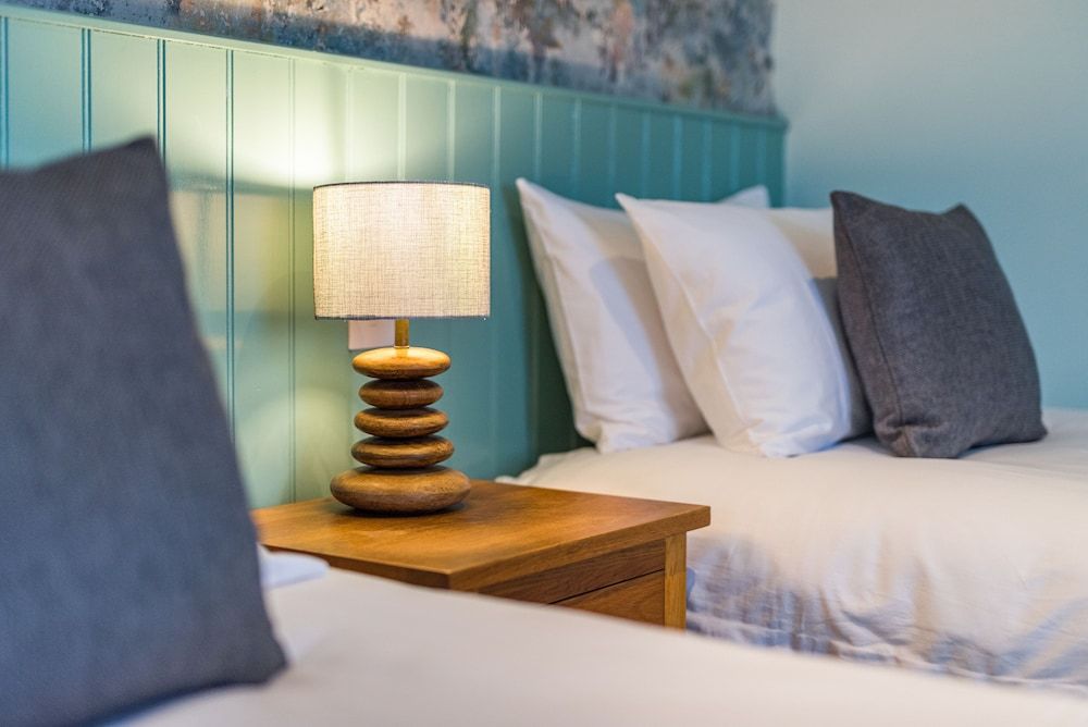 The Queens Standard Room 9