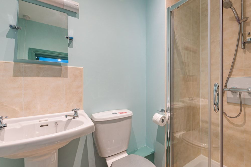 The Queens Standard Room 14