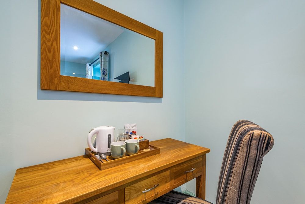 The Queens Standard Room 15