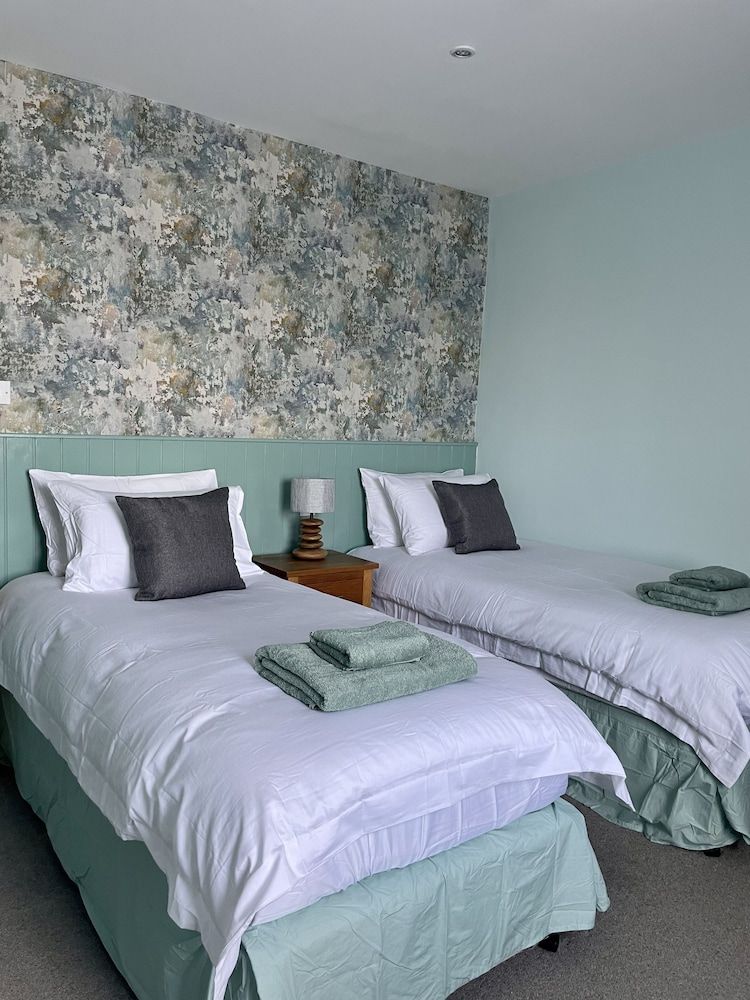 The Queens Standard Room 2