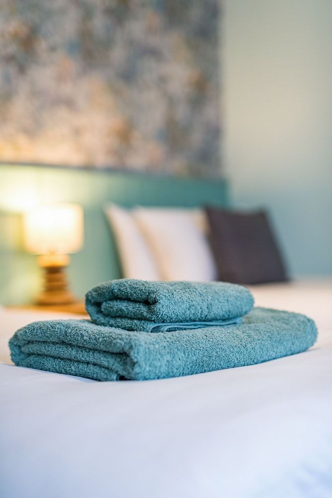 The Queens Standard Room 6