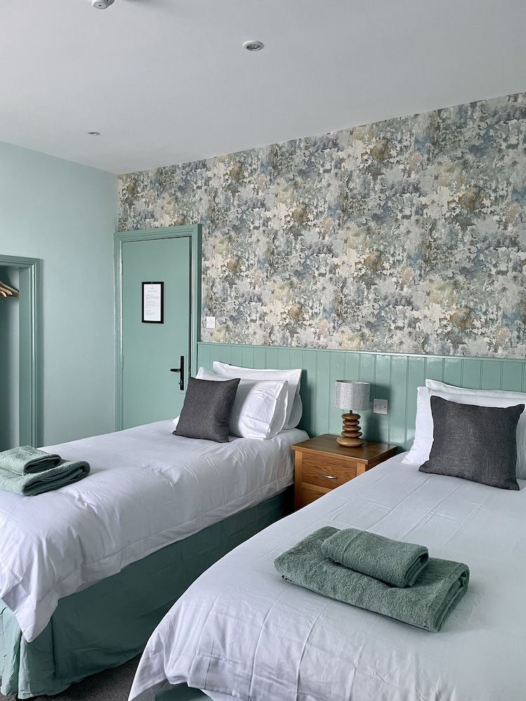 The Queens Standard Room 5