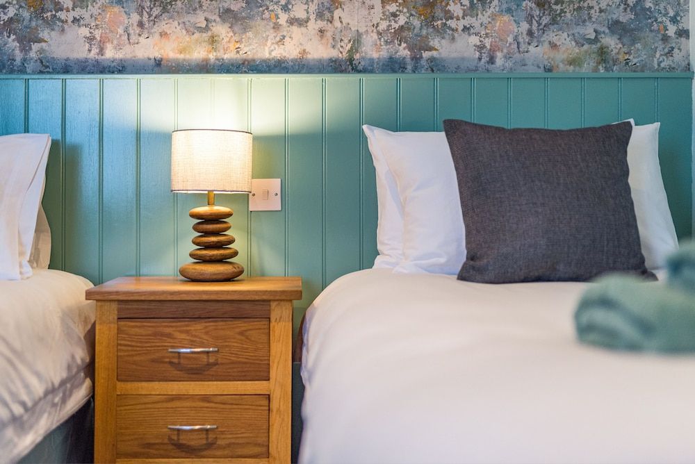 The Queens Standard Room 7