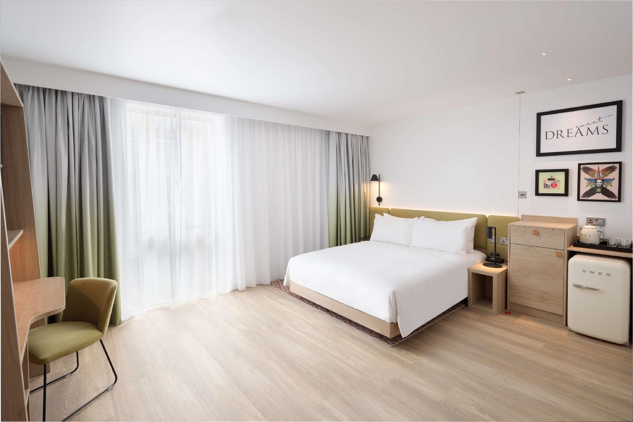 Hampton by Hilton Rochdale Queen Accessible Room