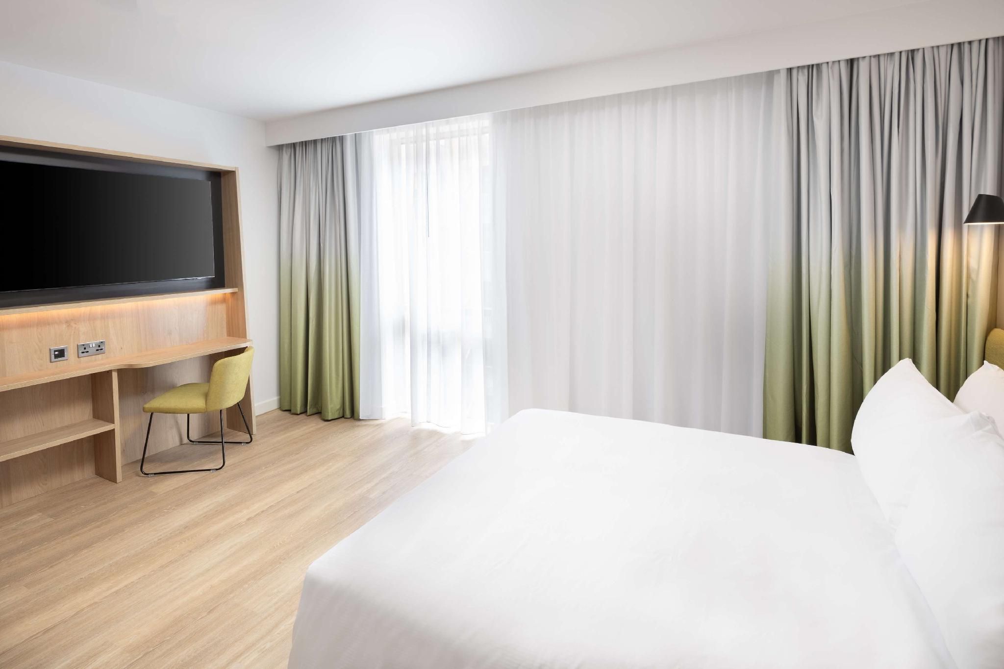 Hampton by Hilton Rochdale Queen Accessible Room 2