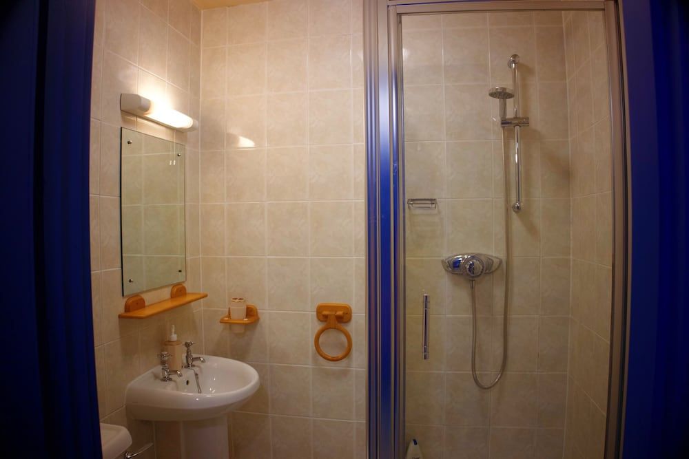 The Evergreen hotel Twin Room 11