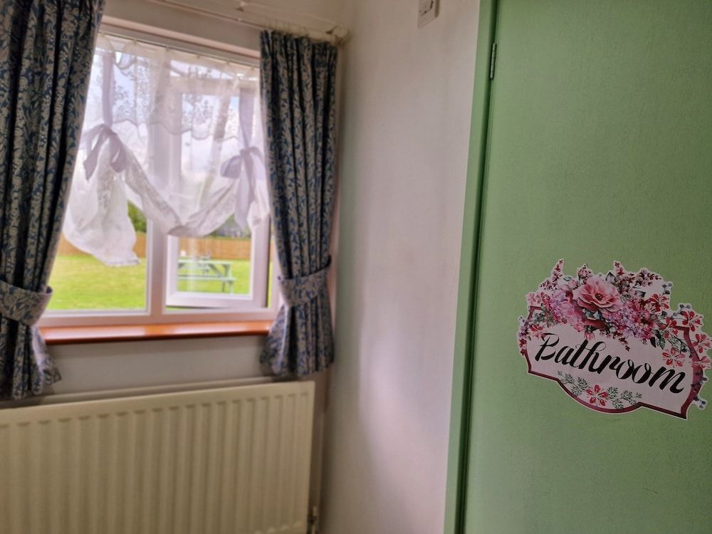 The Evergreen hotel Twin Room 14