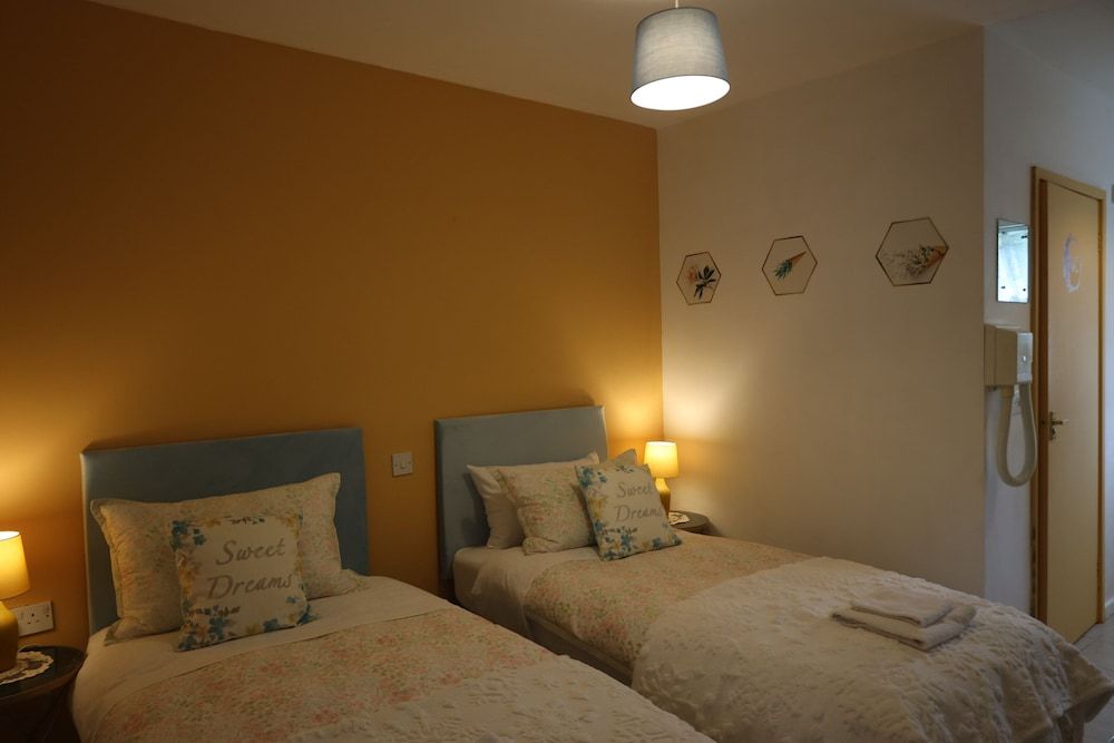 The Evergreen hotel Twin Room 3