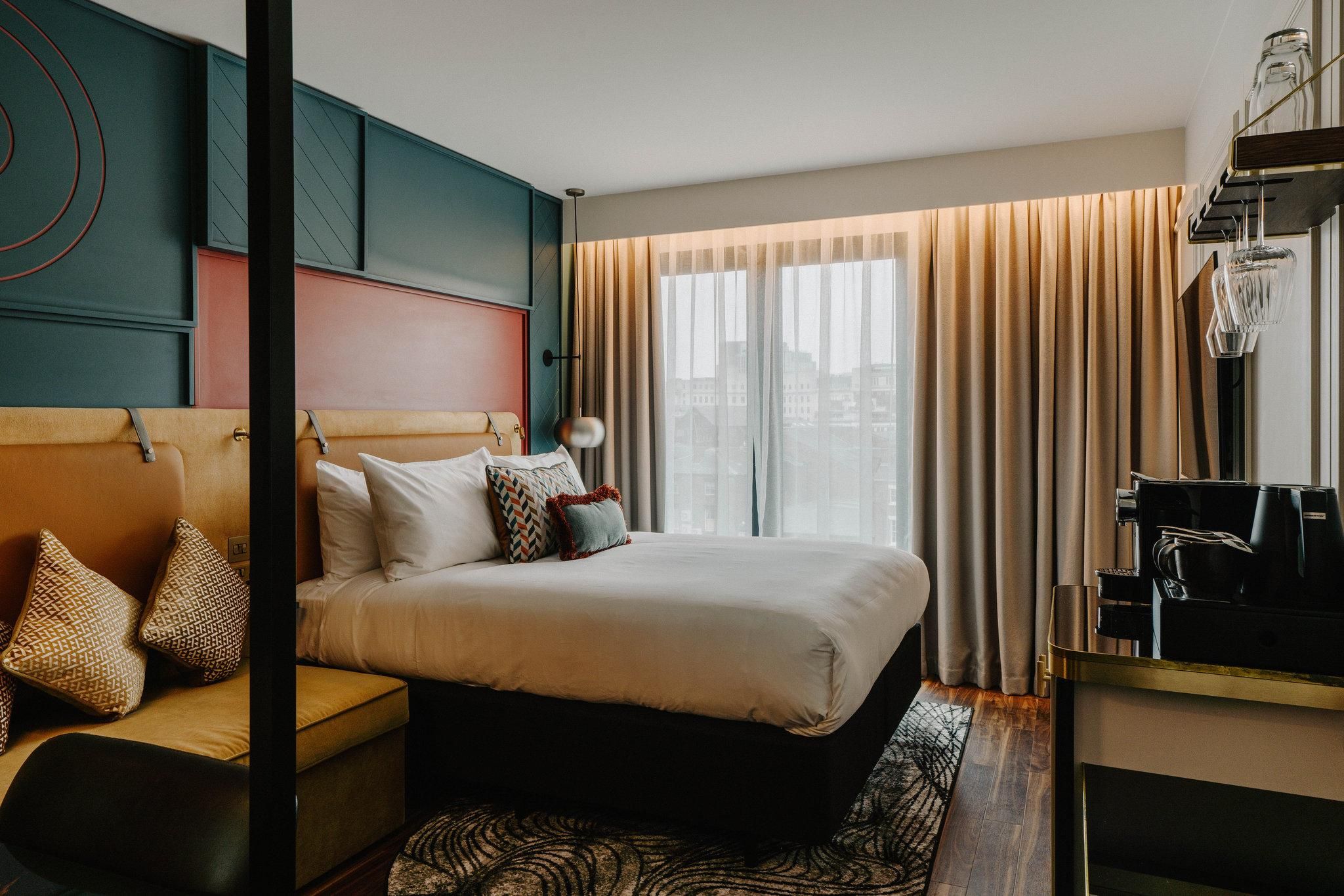 1 Queen Deluxe Sofa Bed