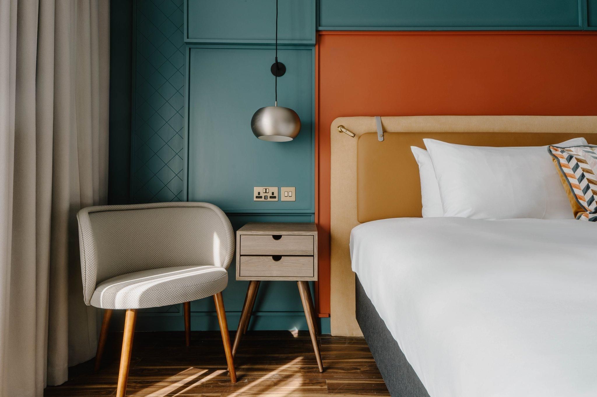 1 Queen Deluxe Accessible