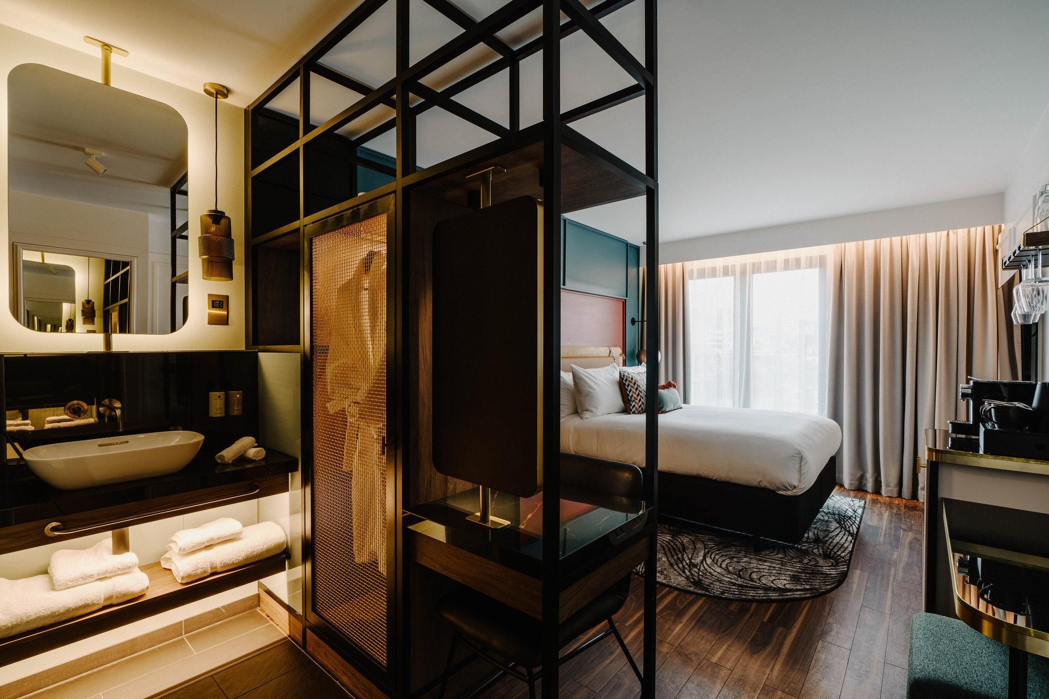 1 Queen Deluxe Sofa Bed