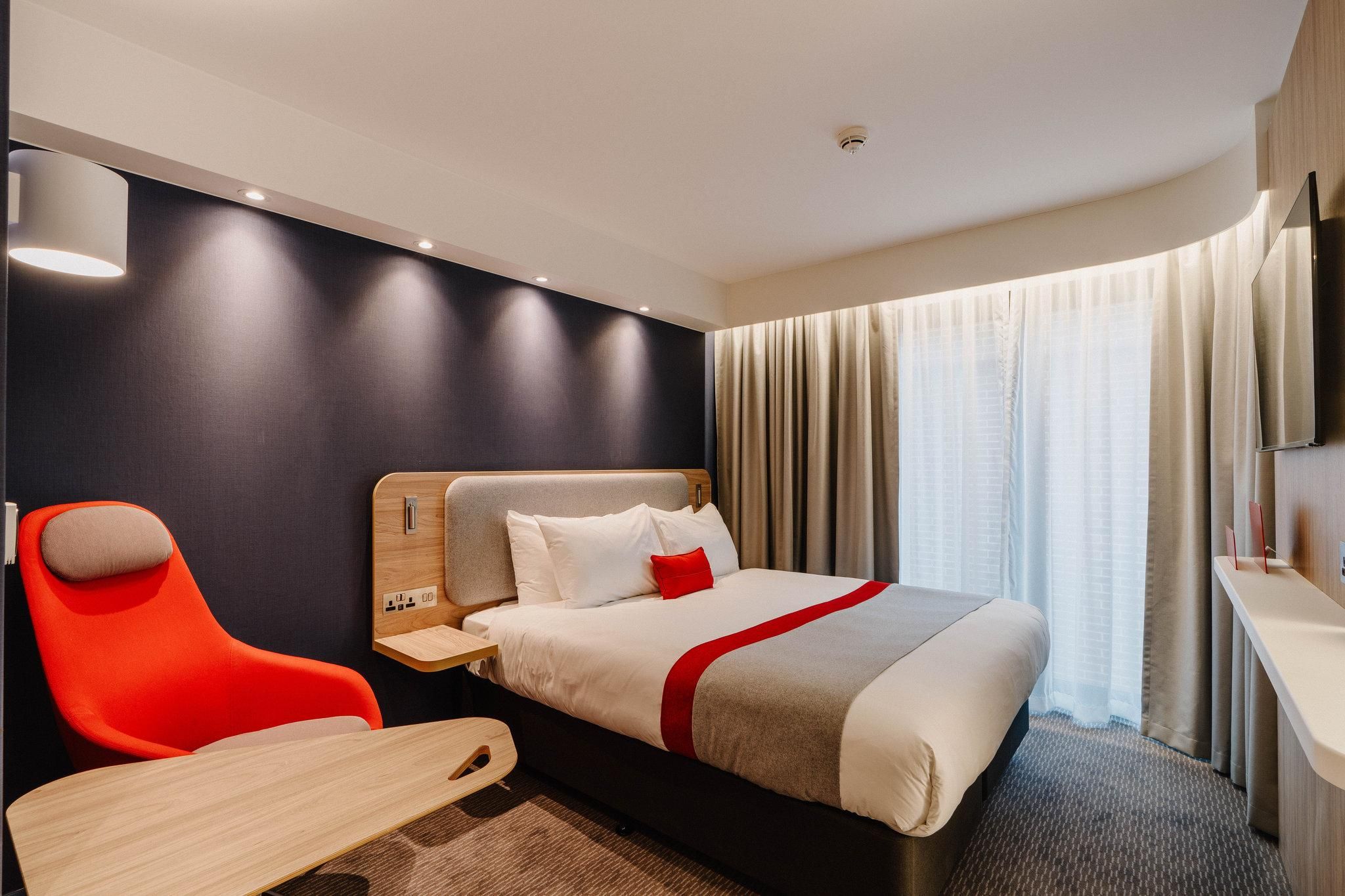 1 Queen Standard Top Floor with Free Hot Breakfast
