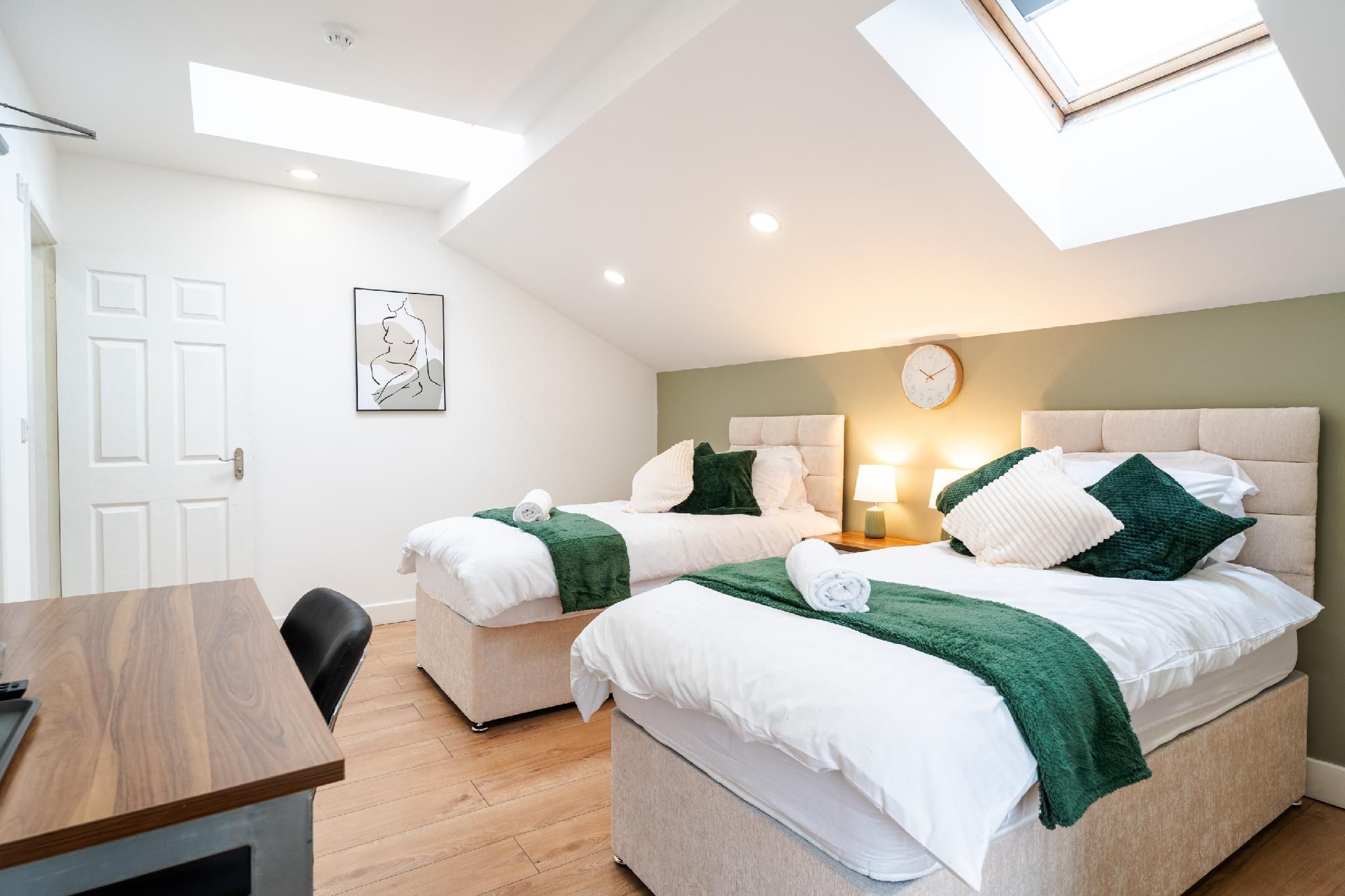 Innovation House Deluxe-Suite-Private Bathroom-Second floor 2