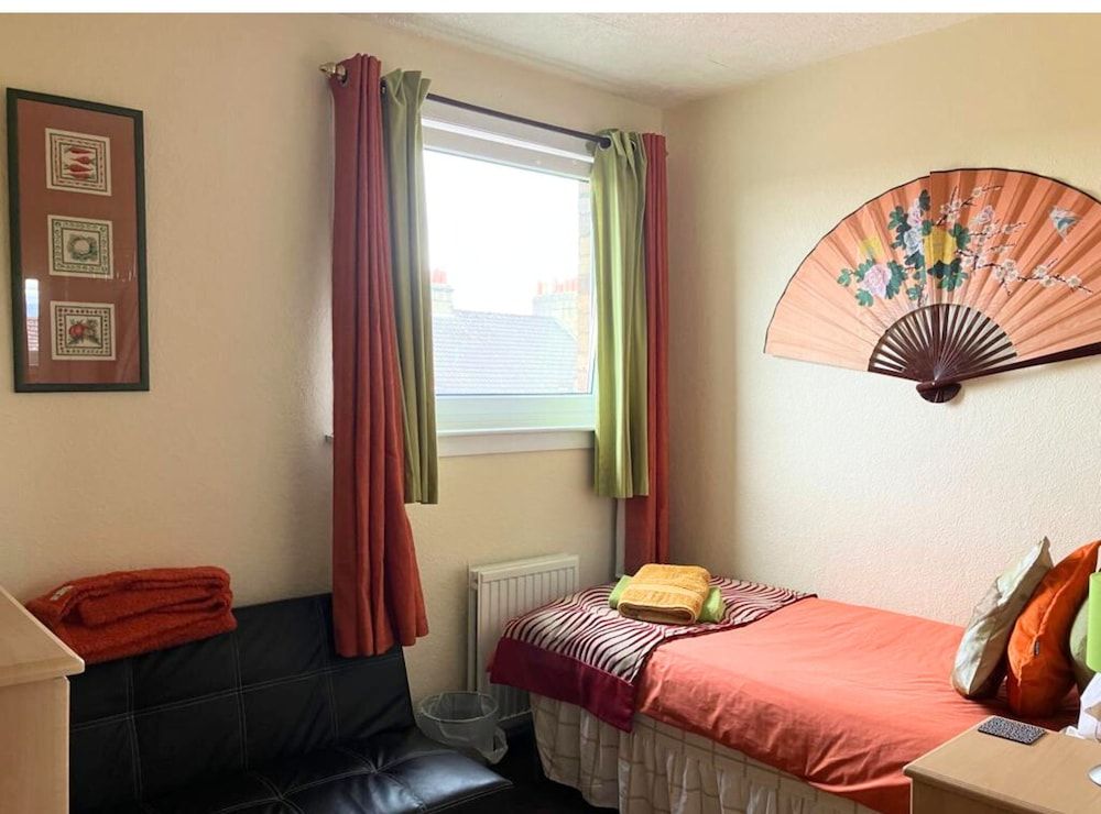 Central Falkirk 3 Bedroom Apartment Standard Apartment 4