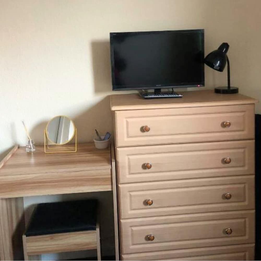 Central Falkirk 3 Bedroom Apartment Standard Apartment 6