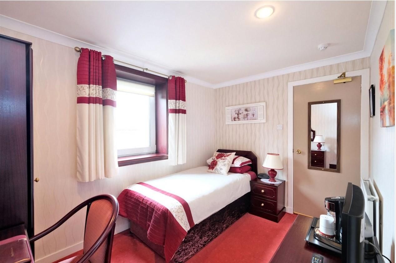 Standard Single Room With Ensuite Bathroom