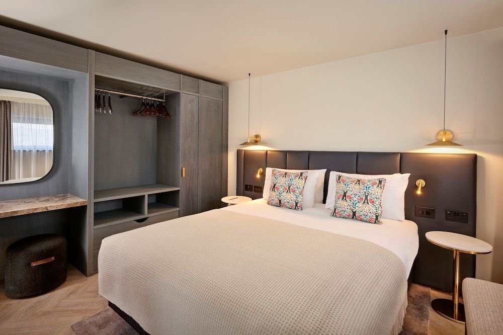 Junior Suite, 1 King Bed, Balcony, City View