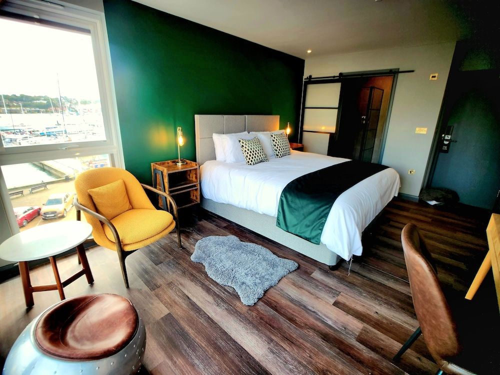 Pinnacle Suites Deluxe Room, 1 King Bed 2