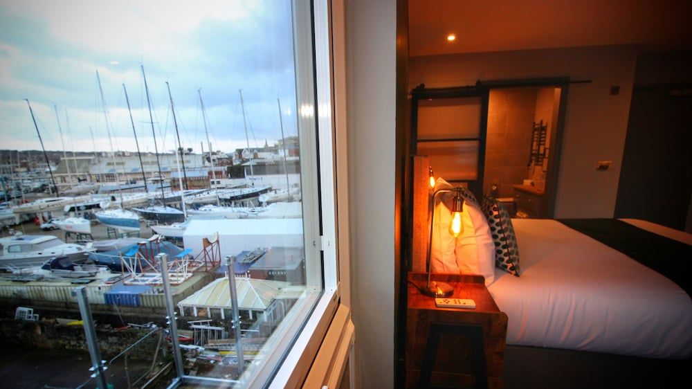 Pinnacle Suites Deluxe Room, 1 King Bed 5