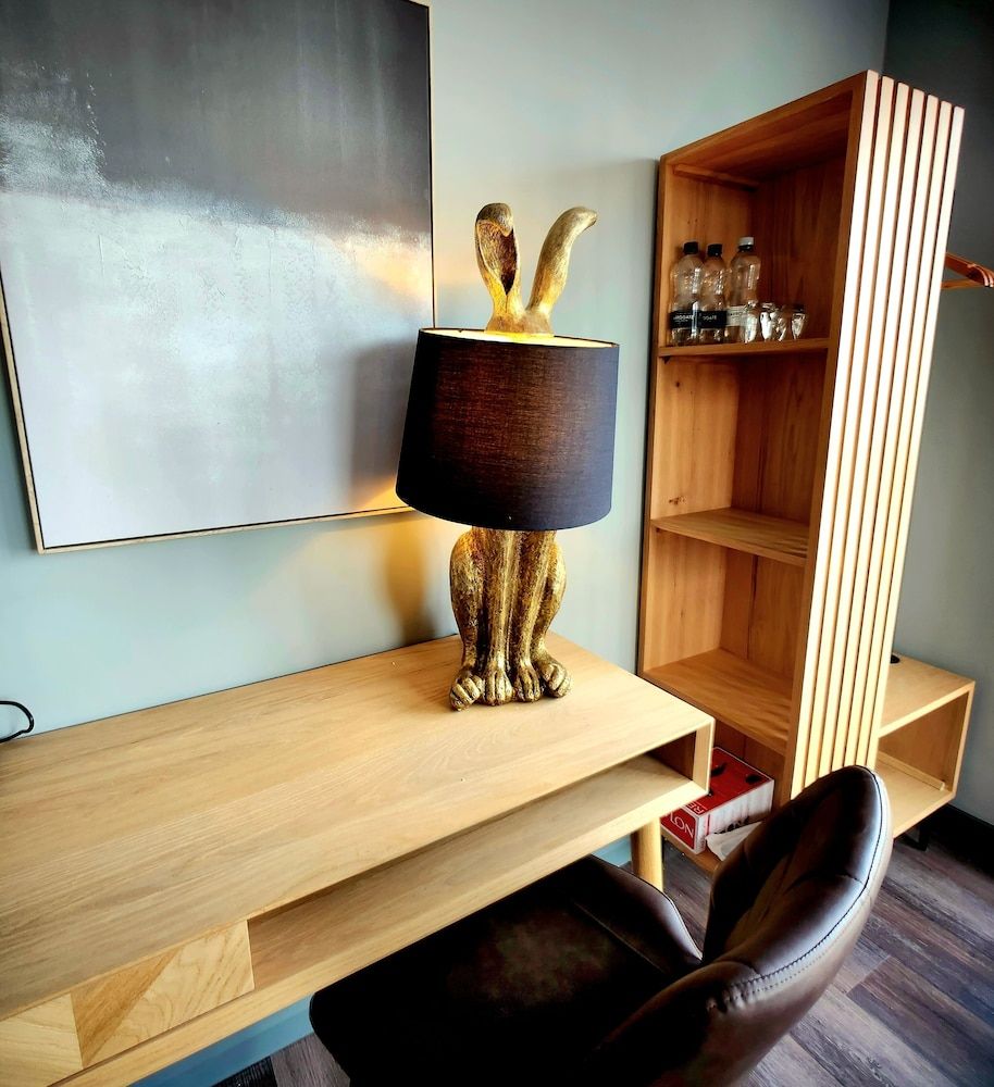 Pinnacle Suites Deluxe Room, 1 King Bed 4