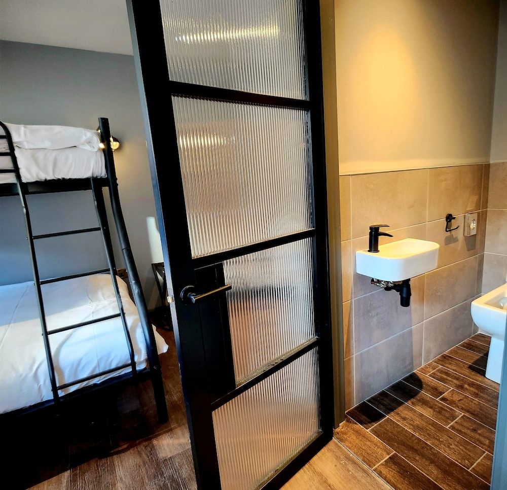 Pinnacle Suites Comfort Room, Multiple Beds 2