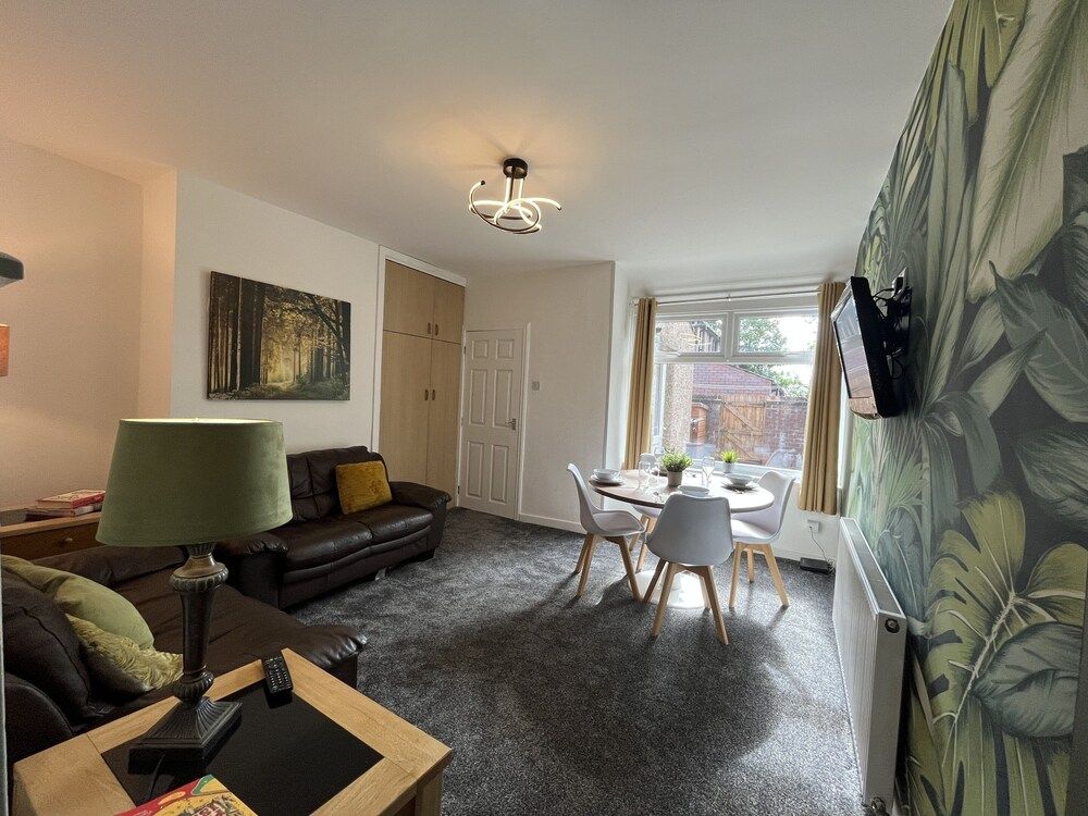 Modernised Central Wigan Townhouse Sleeps up to 6 Comfort House, Private Bathroom (Warrington Lane) 17