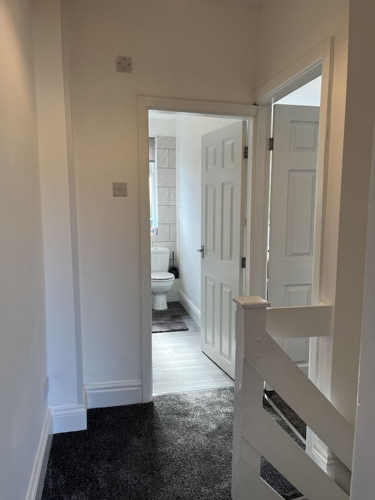 Modernised Central Wigan Townhouse Sleeps up to 6 Comfort House, Private Bathroom (Warrington Lane) 18