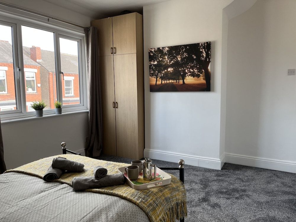 Modernised Central Wigan Townhouse Sleeps up to 6 Comfort House, Private Bathroom (Warrington Lane) 16