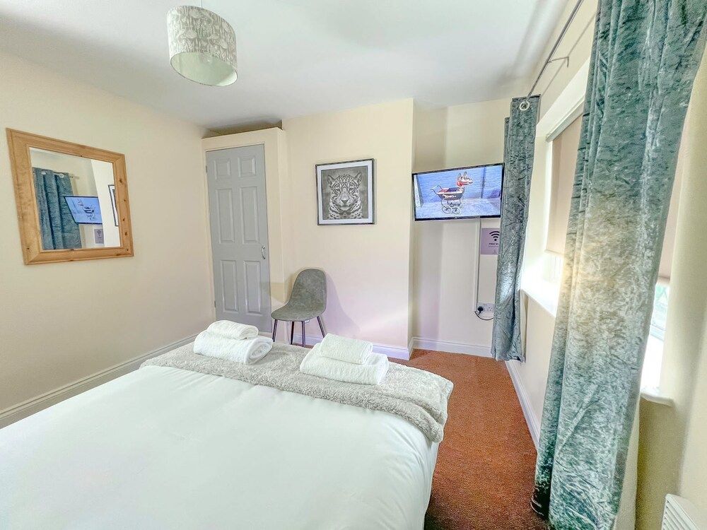 Baxter House Comfort Double Room, Shared Bathroom (First Floor) 3