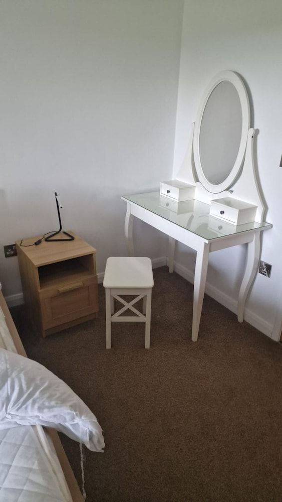 Relaxing Room With Ensuite Rutland Point Studio 5