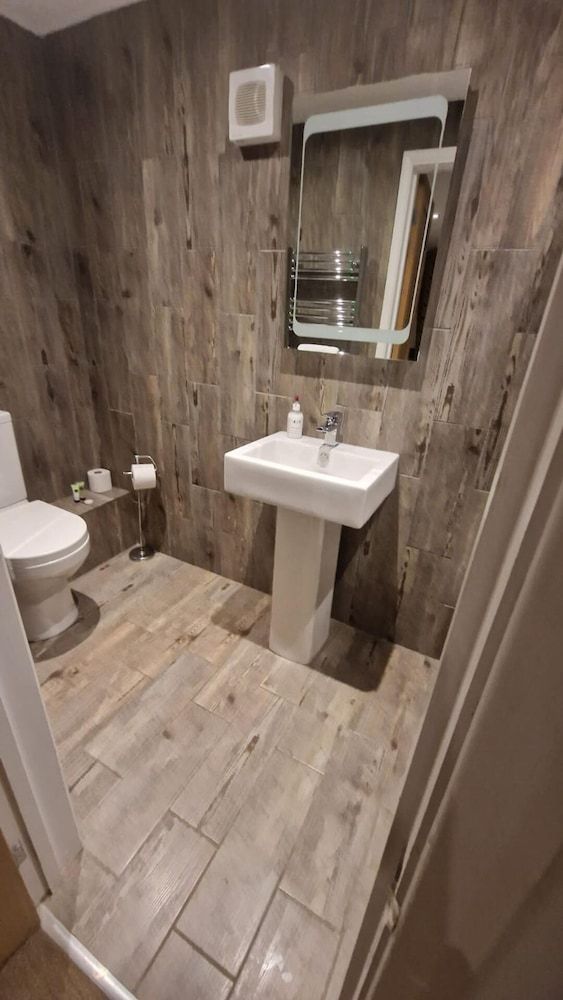 Relaxing Room With Ensuite Rutland Point Studio 4