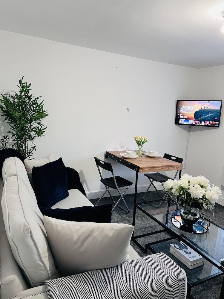 Luxury 2-bed Apartment Lindley Huddersfield Apartment 8