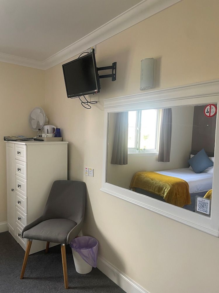 Horse and Hound Country Inn Deluxe Twin Room 5