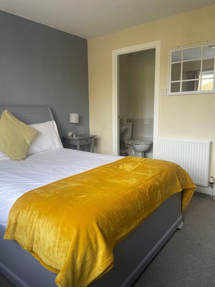 Horse and Hound Country Inn Deluxe Double Room 3