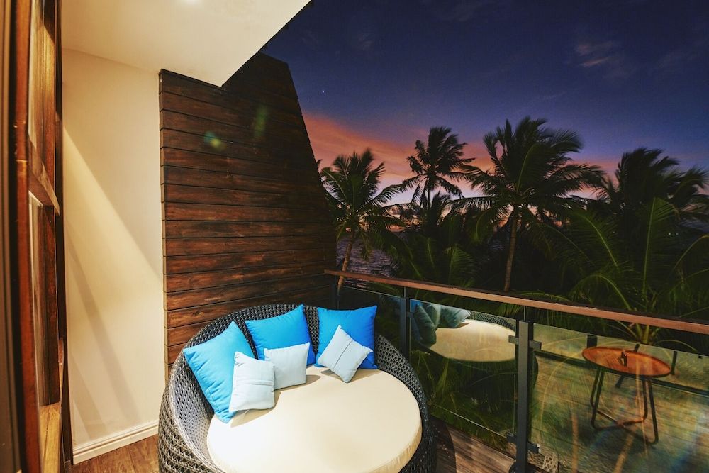 Beach Hotel Dhigurah Deluxe Double Room, Balcony, Beach View 4