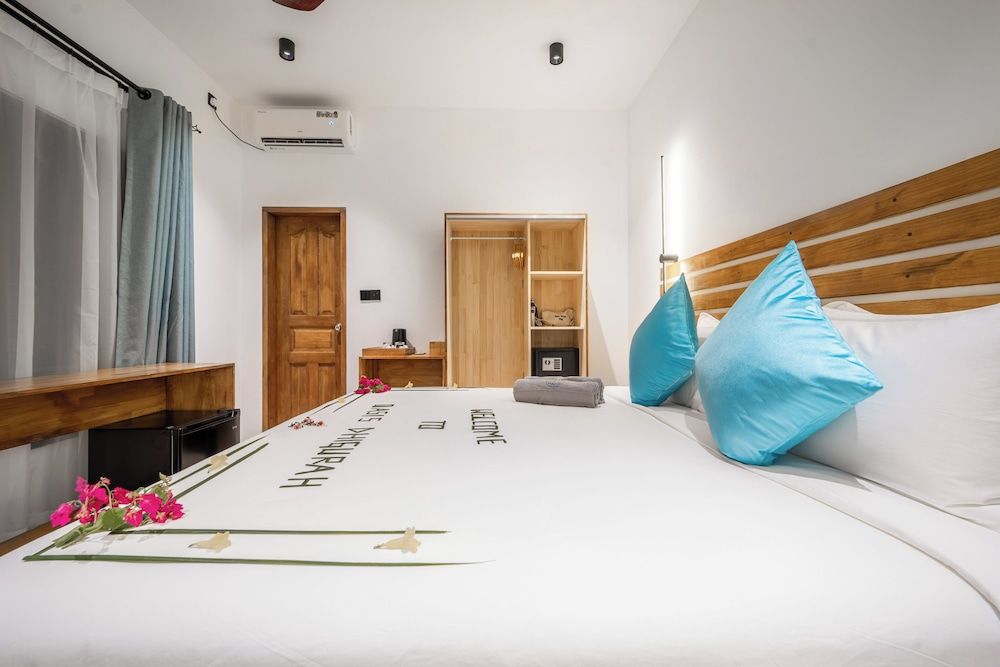 Oasis Dhigurah Deluxe Double or Twin Room 6